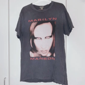 Lång T-shirt  - Lång Marilyn Manson T-shirt. Vighet than Satan. Använt som T-shirt klänning. Tror det är en herr S men med extra längd. 