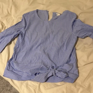 Blus - Jag säljer denna blus från hm💕det är storlek 34 men skulle säga att den passar xs