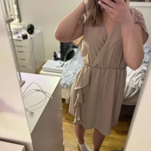 Klänning  - En beige klänning från hm i stolek S. Den saknar ett band som ska sitta runt midjan därför jag säljer den för ett billigare pris. Den är i bra skicka annars, inga fläckar, hål osv. Ni står för frakt, kan mötas i Östersund 💕