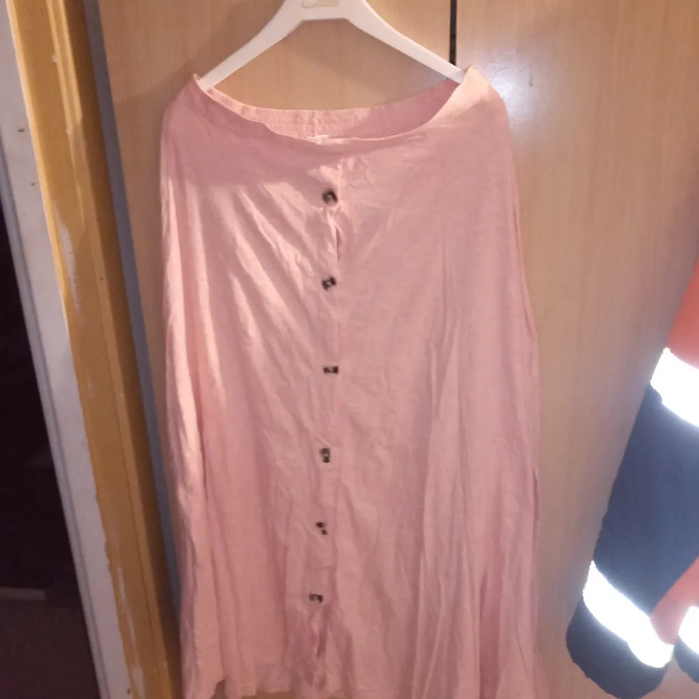 Orange rosa kjol med resår i midjan och knäppes med knappar fram i stl 42-44 och obetydligt använd. Hämtas i Skene alt skickas .. Kjolar.