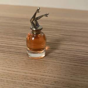 Helt ny och oanvänd scandal parfym i miniatyr så perfekt att ha i väskan🌸