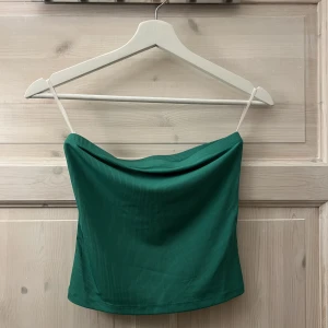 Bandou topp - Bandou topp från VERO MODA i en ur snygg grön sommar färg 😋 Tycker däremot att den gröna färgen inte gör sig rättvis på bilder! Den är ljusare i verkligheten.