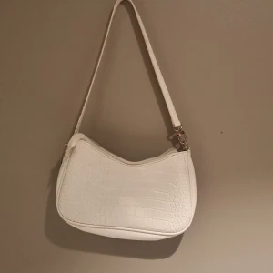 Vit handväska - Säljer denna fina handväskan från shein och säljer för 65 inte så jätte använd