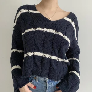 Stickad zara tröja - SÅ snygg Zara tröja som köptes i fel storlek tyvärr, den har använts 2 gånger så den är som ny. Marinblå med vita stripes, perfekt till blåsigare kvällar 🥰❤️ nypris: 450kr mitt pris: 300kr . Den är lite oversize ❤️