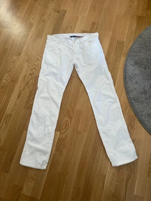 Vita gant byxor  - Vita gant byxor, som var lite för långa för mig men sköna ! Low waist, narrow fit, straight leg byxor.