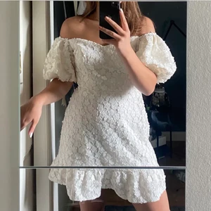 Vit spetsklänning - Köpte denna som alternativ studentklänning men använde en annan så denna är helt oanvänd, men så så fin😍😩 lapparna kvar, från & Other stories!!