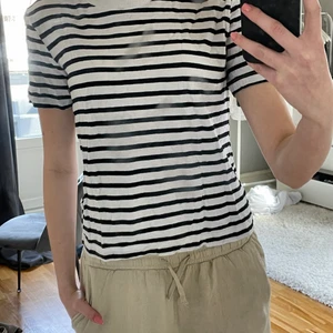 Randig zara T-shirt  - Säljer denna populära zara T-shirt som tyvärr aldrig blivit använd. Den är i storlek xs men passar även s. Priset är 75kr