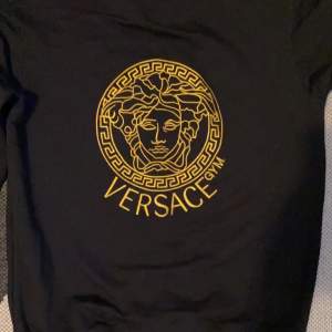 Versace tröja i toppskick!! Ingenting medföljer 