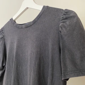 Tshirt från zara - Tshirt med puffaxlar från zara, aldrig använd. I en ”dust” svart färg (så den är inte smutsig eller solblekt som det kan se ut i ljuset) 