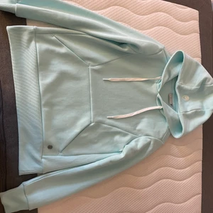 Sail racing , fin färg och Nyskick - Jag säljer min snygga hoddie nu då jag inte använde den för tyckte inte färgen passade mig  , har använt den 1 gång och Inge mer . Storlek S . Köpt på Länna sport .                           Ny pris 1100 Kr  mitt pris 800 kr  men vid snabb affär går priset att diskutera  ⭐️⭐️. ( Köparen står för frakt )