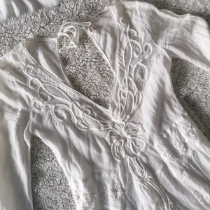 Klänning i linne-material, Nolita - Såååå fin nolita klänning i linneaktigt material med vackra broderier och detaljer! Knyts i nacken. Ballongärm. Passar Xs-s. Sval och skön. Kanske till studenten? 