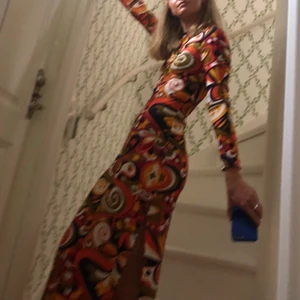 Klänning från Zara - Säljer denna otroliga klänning från Zara! Köpte förra sommaren (600kr) för ett specifikt tillfälle, kommer tyvärr inte till tillräcklig användning💕  