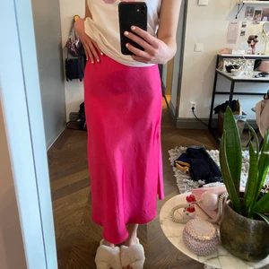 Kjol - Jättefin lång rosa kjol från weekday perfekt till sommaren!