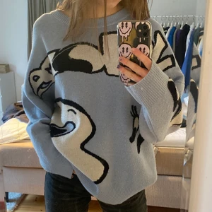 Stickad tröja - Oversized stickad tröja med ett riktigt coolt mönster som liknar nån sorts figur och sen en text💗 Lite stickigt material men fortfarande en riktigt snygg tröja köpt för 500-600 kr (kommer inte ihåg exakt)🌟💫