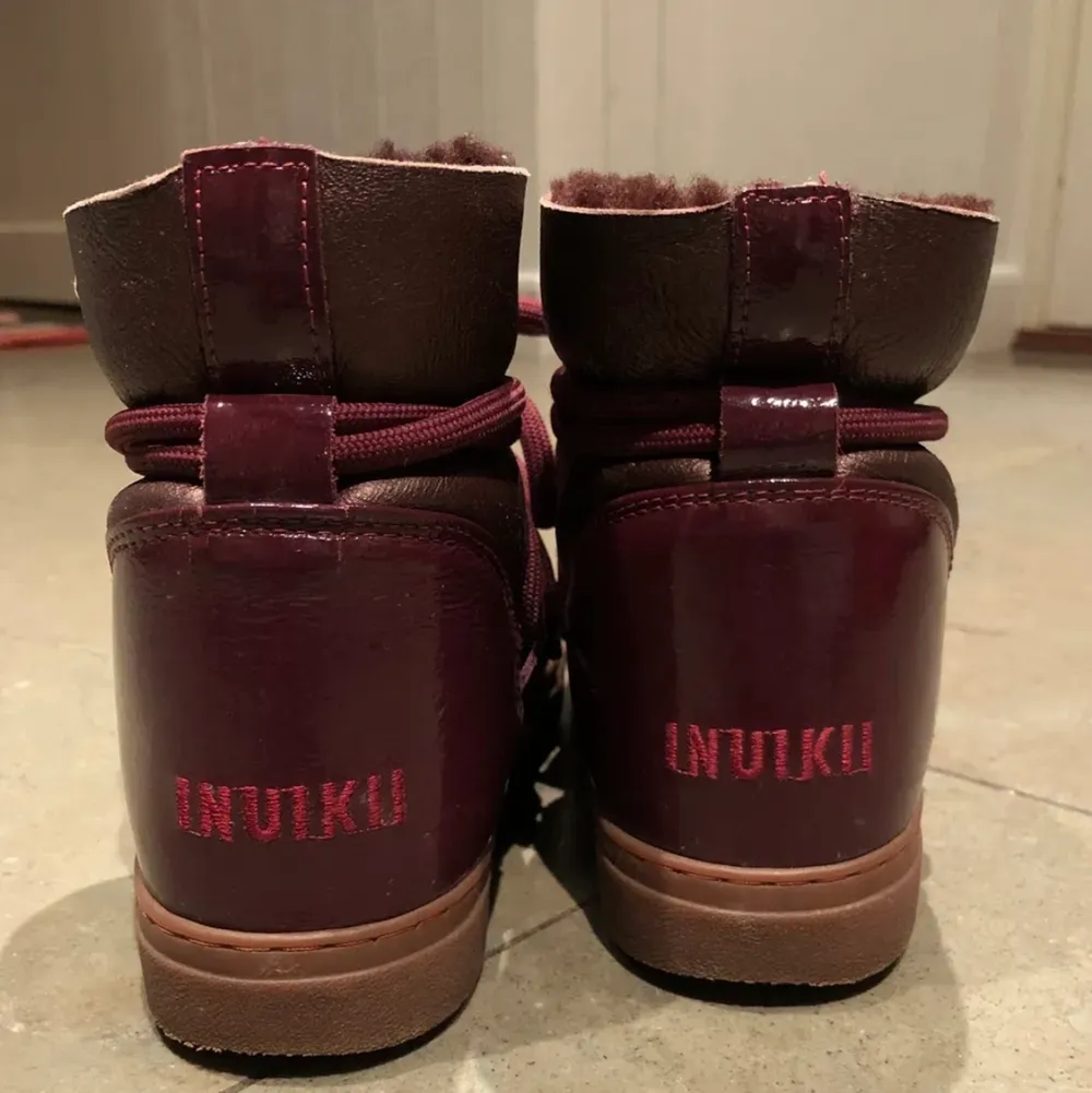 Super fina vin röda inuikii vinter skor, köpta här på plick men var tyvärr lite försmå. Dom är lite slitna men är ändå andvändbara. Säljer dessa nu vid ett bra pris eftersom vinter är slut❤️‍🔥. Skor.