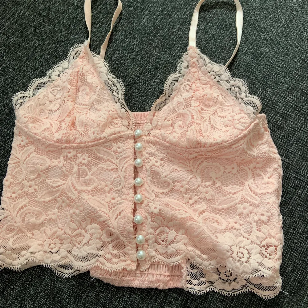 Säljer denna söta rosa bralette i spets.  Köpt på Bikbok. Storlek XS. Möts upp eller så står du som köpare för frakten.. Toppar.