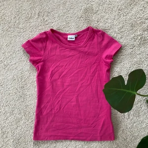 Söt rosa t-shirt - Super fin rosa t-shirt från Cubus! Sitter lite tajtare, men passar både xxs och xs (eg. strl. 146)⚡️Inga fläckar!🧚🏼‍♀️