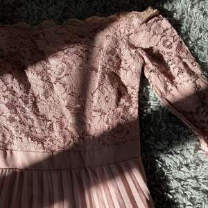En jätte söt balklänning i lite mörkare rosa färg☺️ kom gärna med förslag på priser!
