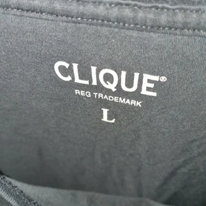 Herr T-shirt, storlek L  - Fräsch och välvårdad tröja, storleken är lite liten. Men fortfarande funkar för den som vill ha storleken. Tvättas innan jag säljer plagget så klart