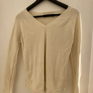 Tröja stickad  - Ribsbstickad tröja från VeroModa. Strl S💓