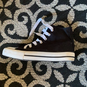 Vårskor storlek 37 - Skor i mycket bra skick. Converse liknande modell. Som nya. 50kr 