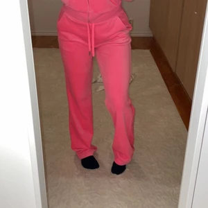 Juicy couture  - Säljer mitt juicy sett eftersom att den inte kommer till användning, använda 2-3 ggr. 