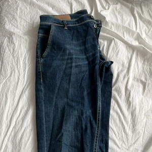 Dondup Konor Strl 34 - Väldigt gott skick, storlek 34, modell konor, slim fit