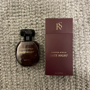 Rebecca Stella Date Night parfym - Rebecca Stellas parfym Date Night, helt full. Nypris är 795kr. Skickas spårbart med Postnord 66kr, kan även mötas upp i Norrköping.