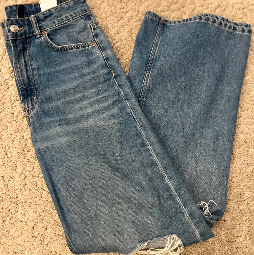 Säljer dessa highwaist ihåliga jeans i färgen blå/mörkblå, köpta ifrån H&M. Använda ett fåtal ggr, dvs runt 5, och är i mycket bra skick. Storlek 36. Köpta för 200. Kontakta privat för yttligare frågor samt bilder❤️‍🔥❤️‍🔥. Jeans & Byxor.