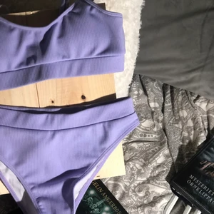 SHEIN Lila bikini - Oanvänt plagg eftersom jag köpte för liten storlek. Jätte fint bra material. Ljus lila Bikini med justerbara axelband. Bikinin kostar från början 159kr men här säljer jag den för 110kr