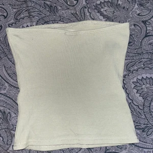Bandaue topp - Super fräsch tub topp i ljusgrön färg, jätte bra att ha i garderoben till sommaren och våren då den är tidlös💚
