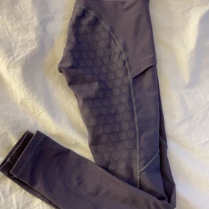 Maya Delorez ridbyxor  - Säljer dessa maya Delorez ridbyxor i färgen Zola, dem har ett litet hål men inget man tänker på, nypris 799kr, pris kan diskuteras 