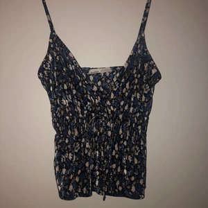 Topp från Pull & Bear - Jättefin somrig topp från Pull & Bear i storlek S. Aldrig använd. Säljer för 50kr + frakt 