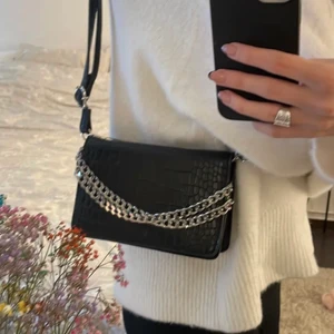 Väska  - Liten väska från Don Donna. Använd Max 3 gånger, nyskick! 💕