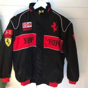 Ferrari jacka - Säljer denna as coola jackan i fint skick. Är det fler intresserade startar jag en budgivning 🏎 köparen står för frakten. Skriv privat om du har frågor eller undrar något