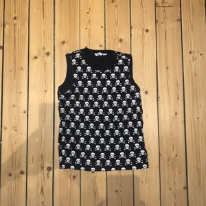 Döskalle-linne - Mitt finaste sjukaste linne har tyvärr legat och varit för liten för mig lite väl länge nu ❤️ Ursprungligen från Lindex barnavdelning men har burits av flera otroliga tjejer genom åren. Så rolig och unik.