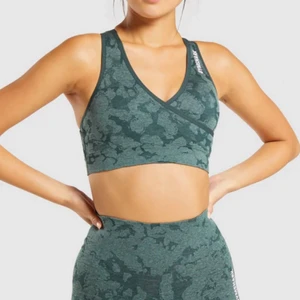 Gymshark Adapt Camo sport-bh grön - Använd men i väldigt fint skick. Ord pris:499kr