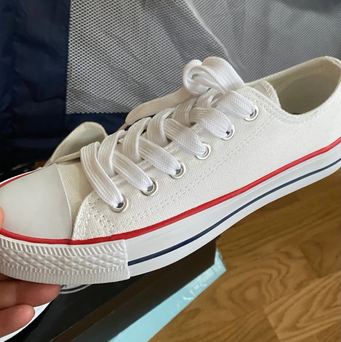 Låga Sneakers helt nya i kartong - 91