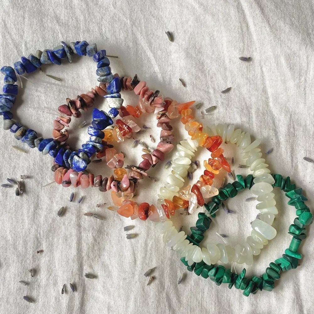 Elastiska armband med kristallchips. Finns i kristallerna rhodonit, malakit, jade, lapis lazuli och karneol. Följ oss på instagram @_k.e.jewelry_ 🤍. Accessoarer.