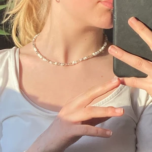 Halsband - Fint halsband med seedbeads i olika nyanser och färger i silver❤️