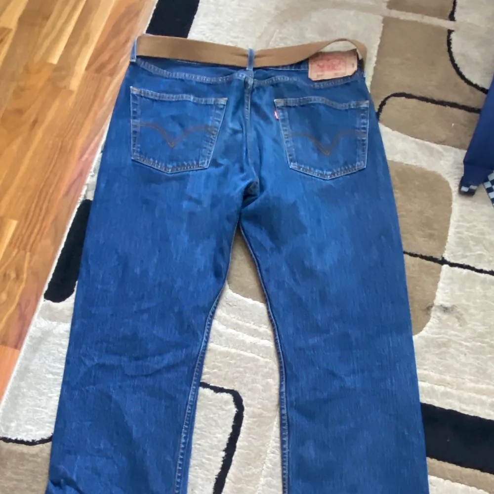skit snygga vintage jeans från levis i en mörkblå färg som sitter rakt och fint. Jeans & Byxor.
