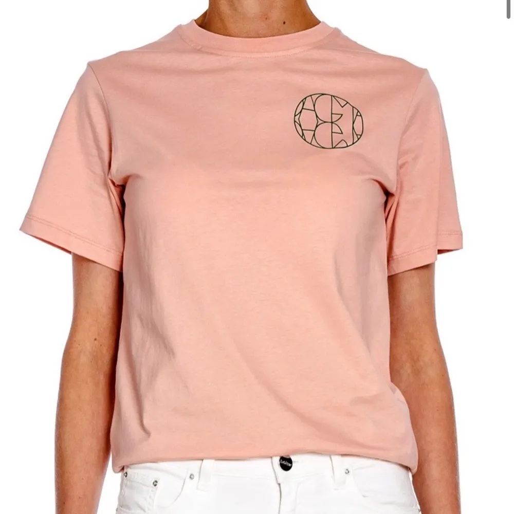 Säljer en superfin Dagmar t-shirt som är använd en gång. Den är i superbra skick och har inga fläckar, säljer då jag tycker att den är lite liten på mig som brukar vara s-m i t-shirts. Så skulle rekommendera till någon som är xs-s.               kom privat för flera bilder eller frågor.                                                        Nypris: 695kr. T-shirts.