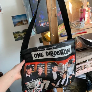 axelväska - svider i mitt hjärta att sälja 💔 one direction axelväska får plats med mycket men ändå diskret!