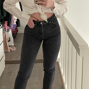 jeans - Stentvättade svarta jeans i momfit modell!! Raka ben, hög midja och långa ben. Passar dig från xs-m beroende på önskad fit.