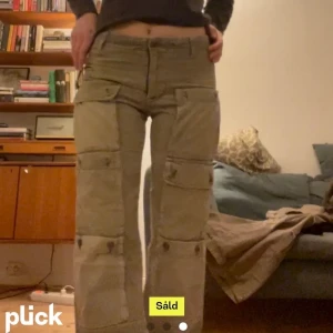 Manchester byxor - super snygga byxor med Cargo stil, köpta här på Plick som inte kommer till användning längre tyvärr💓 skriv om ni har några frågor! ( lånade bilder från förra ägaren) 