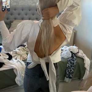 Blus med knyte - Blus med knyte från Gina. Stl S. Knappt använd.