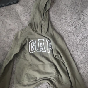 Huddie GAP. Small - Huddie från GAP i mörkgrön. Bra kvalité med fickor. Använd några gånger. 