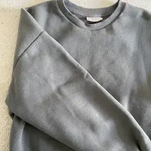 Säljer denna gråa tröja från Ginatricot då den är lite för liten, i fint skick💕
