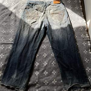 Riktigt snygga jeans som dessvärre är lite slitna, supersköna och ganska tunna jeans, sitter perfekt oversized.