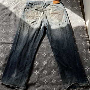 Snygga baggy jeans fråm South Pole - Riktigt snygga jeans som dessvärre är lite slitna, supersköna och ganska tunna jeans, sitter perfekt oversized.